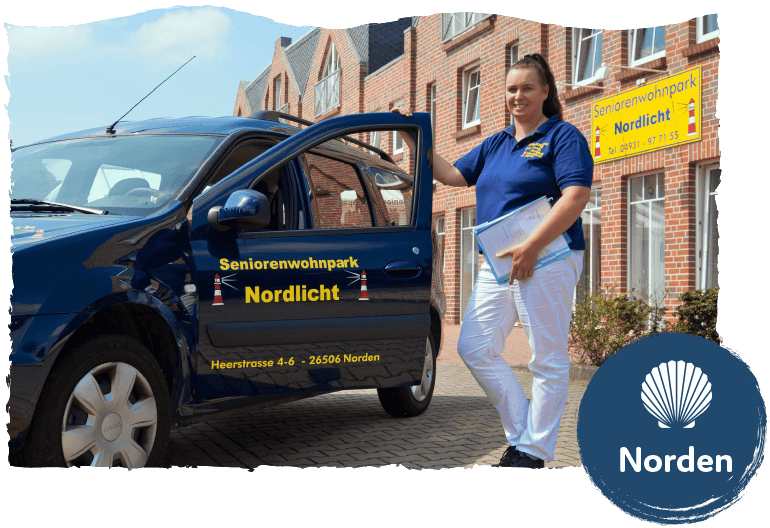 Frau vor einem Auto mit der Aufschrift "Senorienwohnpark Nordlicht". Bild für die Leistung "Ambulante Pflege". Im Vordergrund das Logo des Standorts Norden.